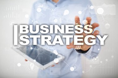 İş stratejisi kavramı sanal ekrandaki.