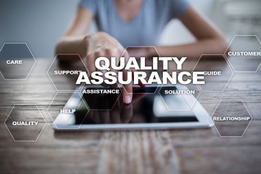 Kalite güvencesi kavramı sanal ekran üzerinde. İş kavramı.