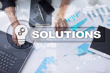 İş çözümleri kavramı sanal ekrandaki.