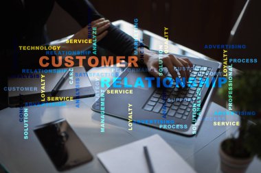 Müşteri ilişkisi yönetimi kavramı sanal ekran üzerinde. Kelime bulutu.