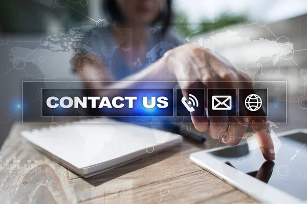 Επικοινωνήστε μαζί μας κουμπί και κείμενο στην εικονική οθόνη. Επιχειρήσεων και της τεχνολογίας έννοια. — Φωτογραφία Αρχείου