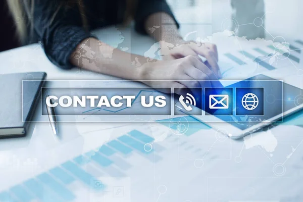 Kontakt z nami, przycisk i tekst na ekranie wirtualnych. Koncepcja biznesu i technologii. — Zdjęcie stockowe