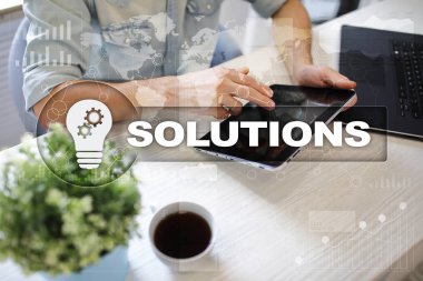 İş çözümleri kavramı sanal ekrandaki.