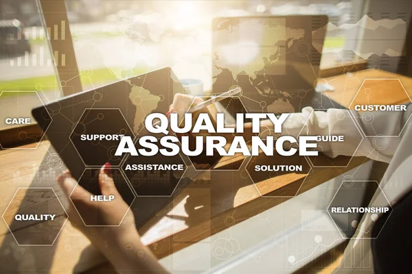 Concepto de garantía de calidad en la pantalla virtual. Concepto empresarial . — Foto de Stock