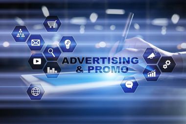 Avertising, pazarlama stratejisi. Simgeler ve grafikler sanal ekran üzerinde. İş, internet ve teknoloji kavramı.