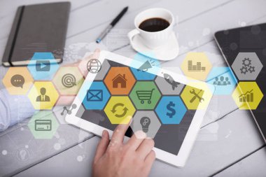 Renkli uygulamaları simgeler ve grafikler sanal ekran üzerinde. İş, internet ve teknoloji kavramı.