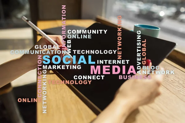 소셜 미디어 네트워크 및 마케팅입니다. 비즈니스, 기술 개념입니다. 가상 화면의 단어 구름. — 스톡 사진