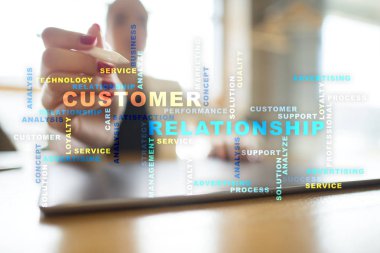 Müşteri ilişkisi yönetimi kavramı sanal ekran üzerinde. Kelime bulutu.