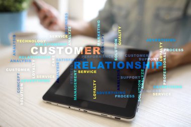 Müşteri ilişkisi yönetimi kavramı sanal ekran üzerinde. Kelime bulutu.
