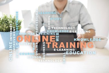 Çevrimiçi eğitim sanal ekran üzerinde. Eğitim kavramı. Kelime bulutu.