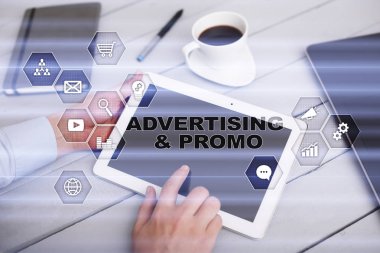 Avertising, pazarlama stratejisi. Simgeler ve grafikler sanal ekran üzerinde. İş, internet ve teknoloji kavramı.