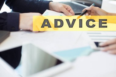 Sanal ekran tavsiye metni. İş kavramı, teknoloji ve internet. 