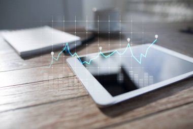 Diyagramlar ve grafikler sanal ekran üzerinde. İş stratejisi, veri analiz teknolojisi ve finansal büyüme kavramı.