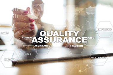 Kalite güvencesi kavramı sanal ekran üzerinde. İş kavramı.