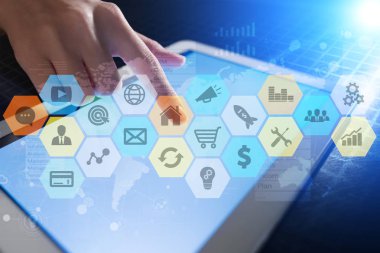 Renkli uygulamaları simgeler ve grafikler sanal ekran üzerinde. İş, internet ve teknoloji kavramı.