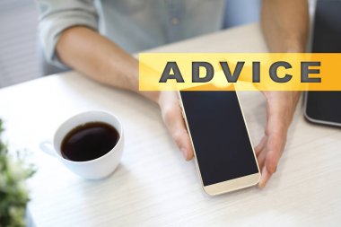 Sanal ekran tavsiye metni. İş kavramı, teknoloji ve internet. 