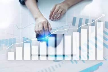 Diyagramlar ve grafikler sanal ekran üzerinde. İş stratejisi, veri analiz teknolojisi ve finansal büyüme kavramı.