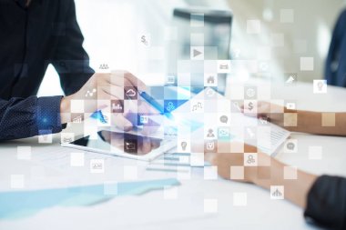 Sanal ekran arayüzü ile uygulamaları kutsal kişilerin resmi. Apps. Strateji planlama Internet teknoloji kavramı.