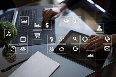 Sanal ekran arayüzü ile uygulamaları kutsal kişilerin resmi. Apps. Strateji planlama Internet teknoloji kavramı.