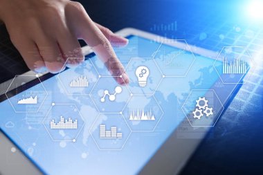 Uygulamalar simgeler ve grafikler sanal ekran üzerinde. İş, internet ve teknoloji kavramı.