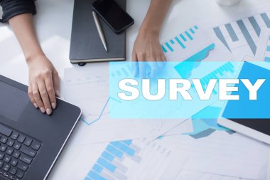 Sanal ekran üzerinde metin araştırması. Geri bildirim ve müşteriler görüşler. İş internet ve teknoloji kavramı. 