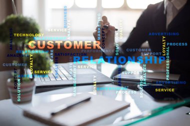 Müşteri ilişkisi yönetimi kavramı sanal ekran üzerinde. Kelime bulutu.