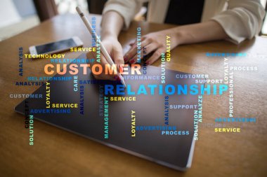 Müşteri ilişkisi yönetimi kavramı sanal ekran üzerinde. Kelime bulutu.