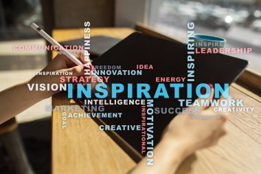 Sanal ekran üzerinde ilham kelimeler bulut.