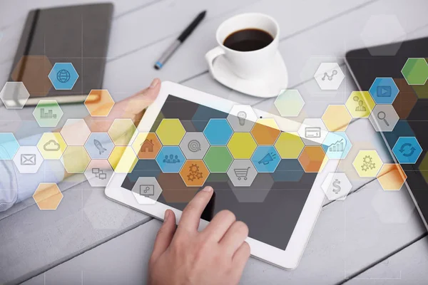 Iconos de aplicaciones en color y gráficos en la pantalla virtual. Concepto de negocio, internet y tecnología . —  Fotos de Stock