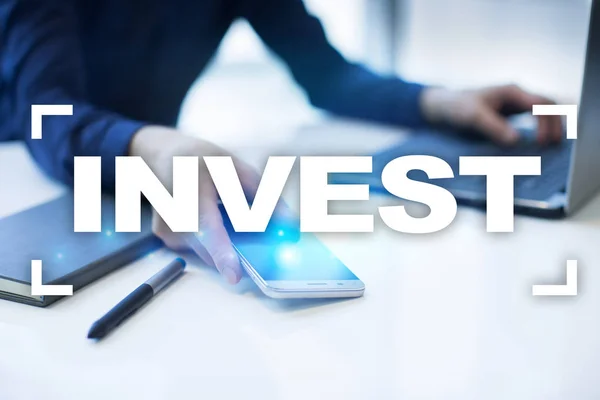 Investi. Rendimento dell'investimento. La crescita finanziaria. Tecnologia e concetto di business . — Foto Stock