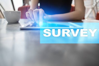 Sanal ekran üzerinde metin araştırması. Geri bildirim ve müşteriler görüşler. İş internet ve teknoloji kavramı. 