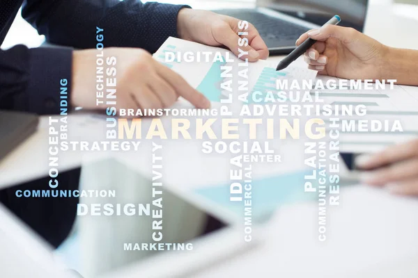Marketing concetto di business sullo schermo virtuale. Nube di parole . — Foto Stock