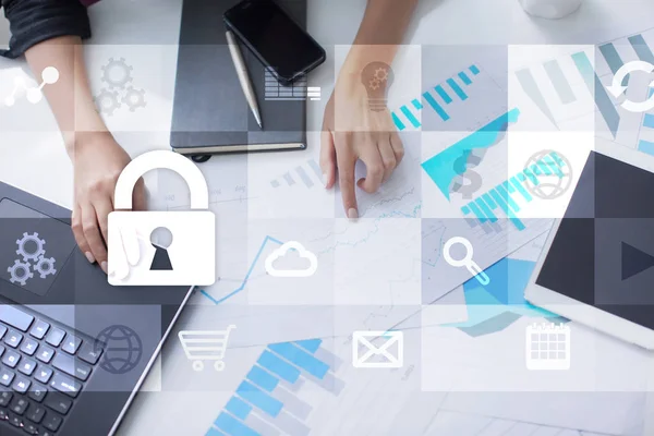 Sanal ekran üzerinde veri koruma ve siber güvenlik kavramı.