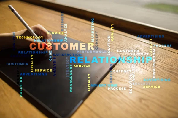 Concepto de gestión de relaciones con el cliente en la pantalla virtual. Palabras nube . — Foto de Stock