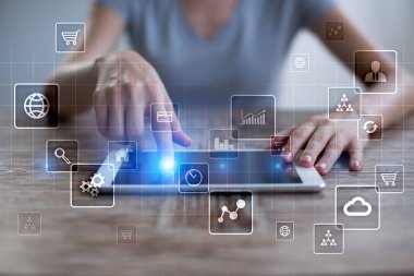 Sanal ekran arayüzü ile uygulamaları kutsal kişilerin resmi. Apps. Strateji planlama Internet teknoloji kavramı.