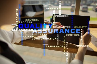 Kalite güvencesi kavramı sanal ekran üzerinde. İş kavramı. Kelime bulutu.