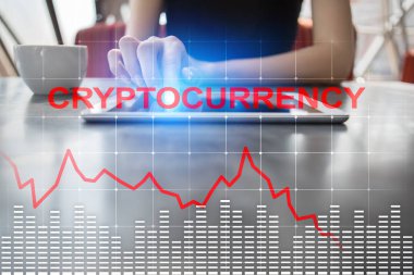 Sanal ekran başına Cryptocurrency krizi. Bitcoin ve Ethereum düşüyor.