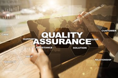 Kalite güvencesi kavramı sanal ekran üzerinde. İş kavramı.