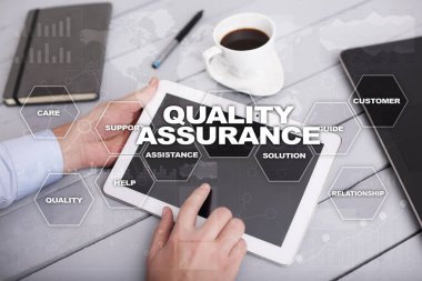 Kalite güvencesi kavramı sanal ekran üzerinde. İş kavramı.