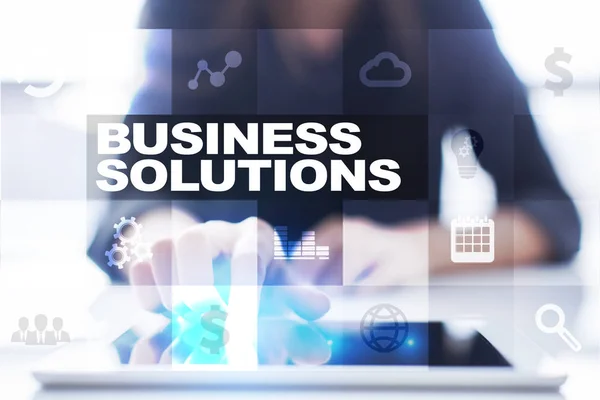 Üzleti megoldások-virtuális képernyőn. Üzleti koncepció. — Stock Fotó