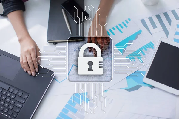 Ciberseguridad, protección de datos, seguridad de la información y cifrado. tecnología de Internet y concepto de negocio . — Foto de Stock