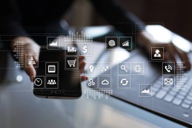 Sanal ekran arayüzü ile uygulamaları kutsal kişilerin resmi. Apps. Strateji planlama Internet teknoloji kavramı.