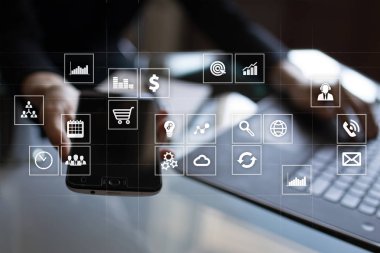 Sanal ekran arayüzü ile uygulamaları kutsal kişilerin resmi. Apps. Strateji planlama Internet teknoloji kavramı.