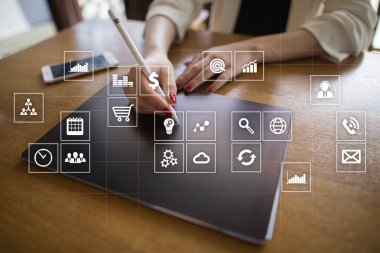 Sanal ekran arayüzü ile uygulamaları kutsal kişilerin resmi. Apps. Strateji planlama Internet teknoloji kavramı.