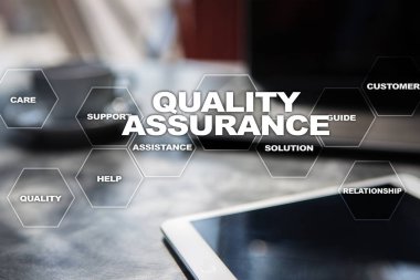 Kalite güvencesi kavramı sanal ekran üzerinde. İş kavramı.