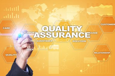 Kalite güvencesi kavramı sanal ekran üzerinde. İş kavramı.