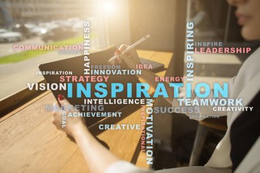 Sanal ekran üzerinde ilham kelimeler bulut.