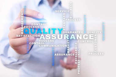 Kalite güvencesi kavramı sanal ekran üzerinde. İş kavramı. Kelime bulutu.