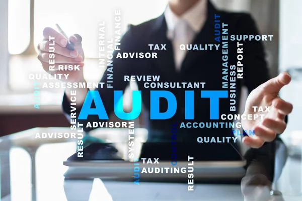 Concepto de negocio de auditoría. Auditor. Cumplimiento. Tecnología de pantalla virtual. Palabras nube . — Foto de Stock