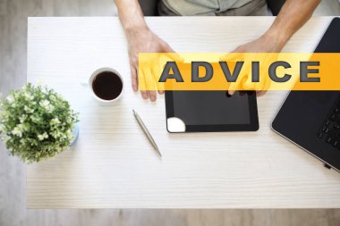 Sanal ekran tavsiye metni. İş kavramı, teknoloji ve internet. 